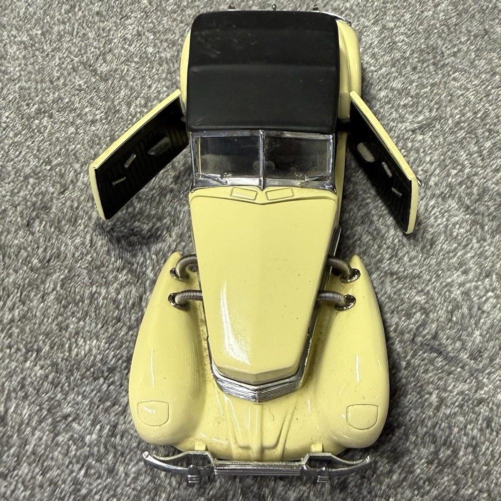 Franklin Mint 1/24 Scale - 1937 Cord 812 Phaeton Coupe Cream - Picture 4 of 12